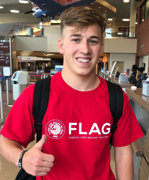 Český student v tričku FLAG na letišti před odletem na studijní pobyt do USA